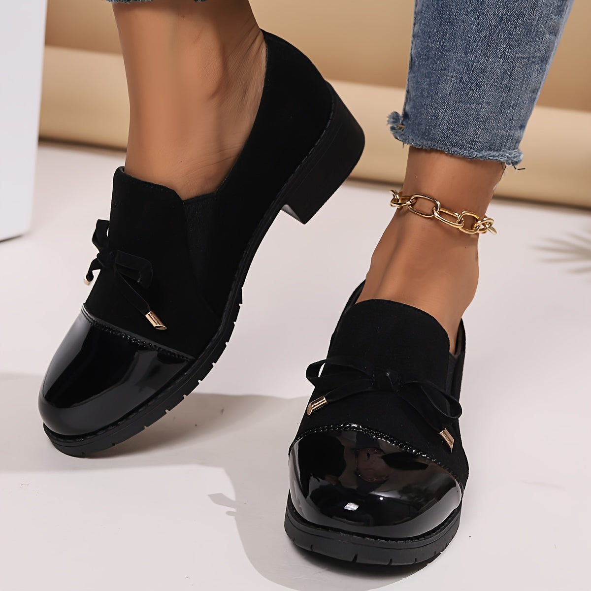 Mocassins Nadège noirs vernis, nœud sur le dessus et semelle épaisse profilée.