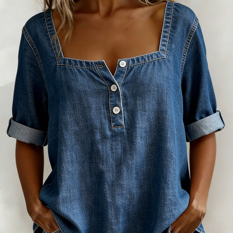 Chemise en jean bleu à encolure carrée, patte boutonnée visible et manches retroussées