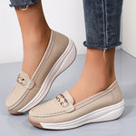Mocassins beige à bout rond, bride décorative et semelle compensée blanche
