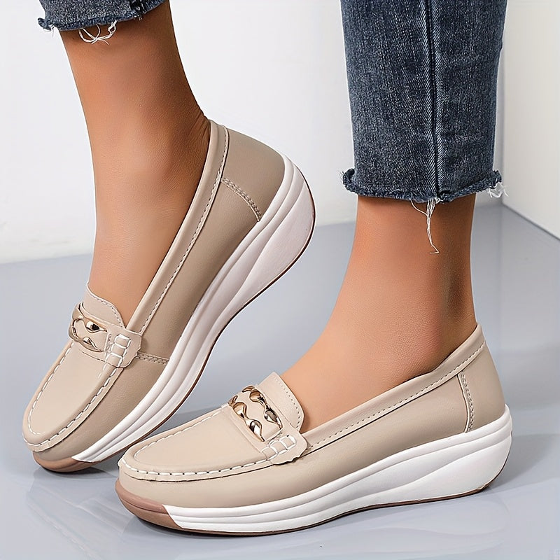 Mocassins beige à bout rond, bride décorative et semelle compensée blanche