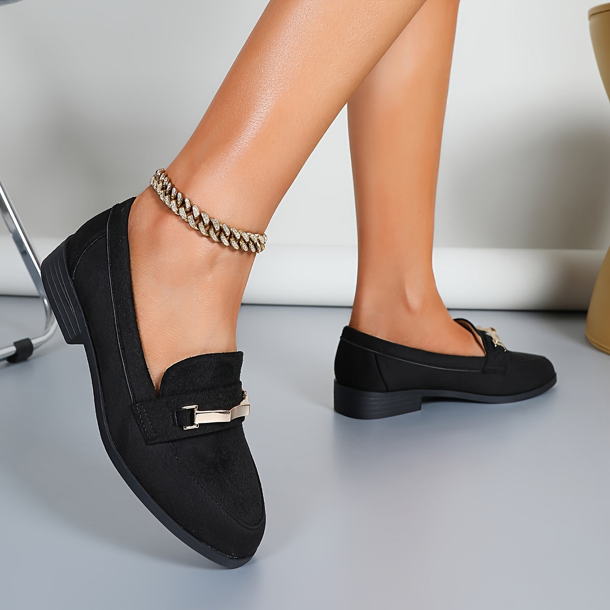 Mocassins à bout rond noirs à bride métallique, semelle épaisse et chaîne dorée
