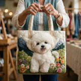 Sac matelassé crème avec applique de chien, porté par une personne, anses