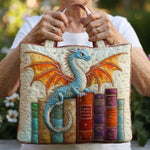 Sac matelassé crème aux broderies dragon bleu et livres colorés, tenu par les anses