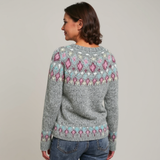 Pull en laine gris clair, motif jacquard rose au buste et bas, encolure ronde