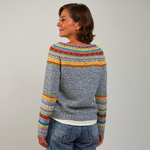 Pull en laine gris, motif jacquard multicolore sur les manches et l’encolure