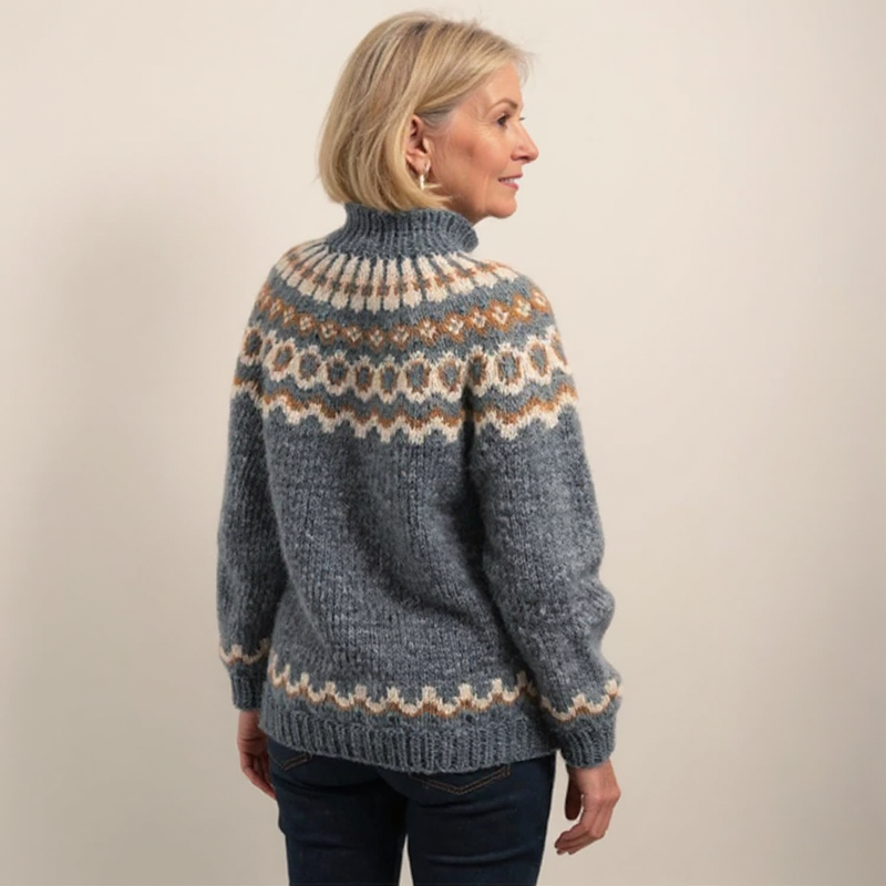 Pull en laine islandaise classique bleu-gris, vue de dos, motifs jacquard crème et brun