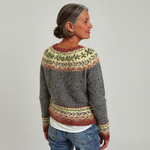 Pull en laine manches longues gris chiné, motif jacquard vert, rouge et beige au dos