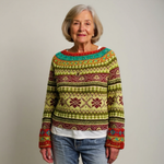 Pull en laine tricotée à motifs géométriques, col rond côtelé et manches longues.