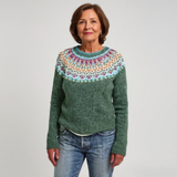 Pull en laine vert à col rond côtelé, motif tricot multicolore sur le haut, manches longues