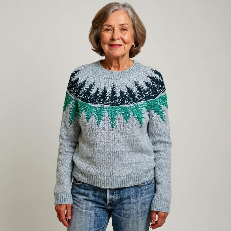 Pull en laine gris clair, motif sapins et neige, manches longues, col rond côtelé vert