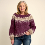 Pull en laine à col rond côtelé, motif jacquard beige sur fond bordeaux.