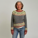 Pull en laine à col rond côtelé, gris chiné avec motif jacquard vert et rouge