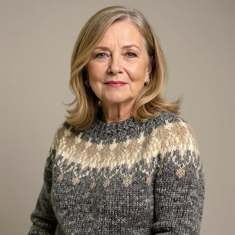 Pull en laine à col rond côtelé, motif jacquard beige sur fond gris foncé, gros plan.