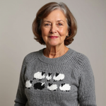 Pull en laine gris, col rond côtelé, motif blanc et noir en bande.