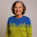 Pull en laine bleu et vert, motif sapins jacquard, encolure ronde, vue rapprochée.
