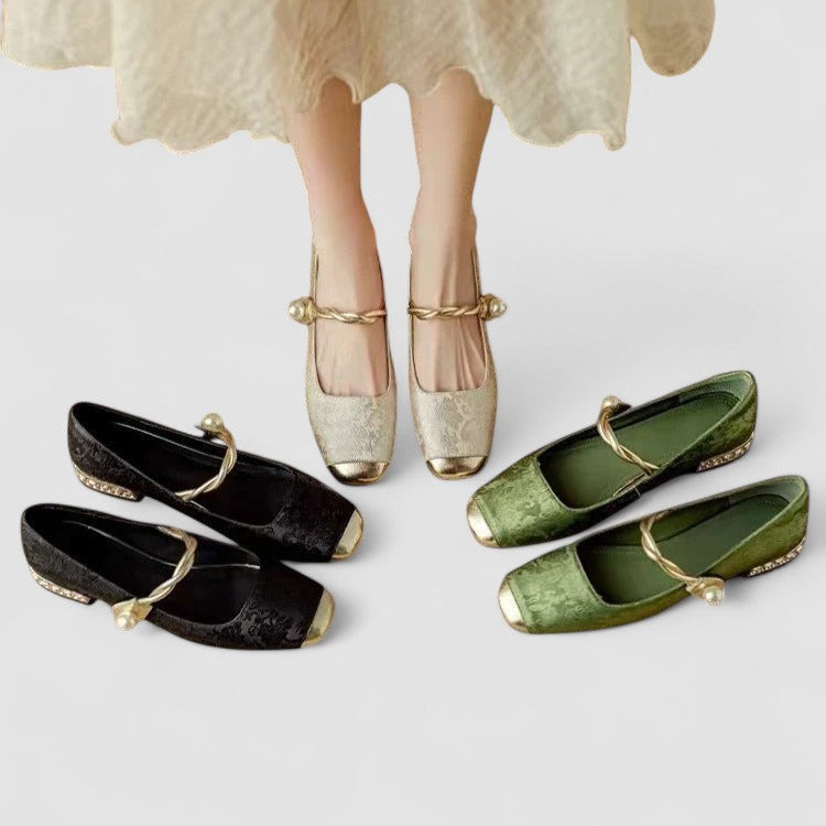 Lot de ballerines bébés satinées noires, beiges et vertes à talon bijou