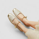 Chaussures bébé dorées à deux brides, talons bijou et petit bouton perlé