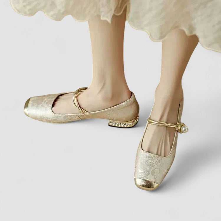 Ballerines bébés satinées beiges à talon bijou, bride nouée et bout rond