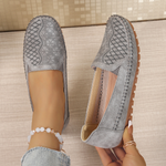 Mocassins Iseult gris à pampilles, dessus texturé à motifs en damier et semelle brune.