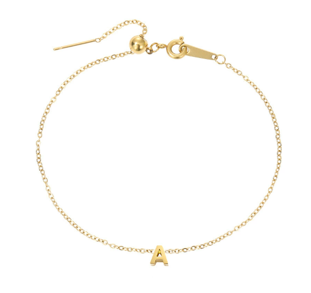 Bracelet en or avec initiale A, chaîne fine et fermoir à mousqueton.