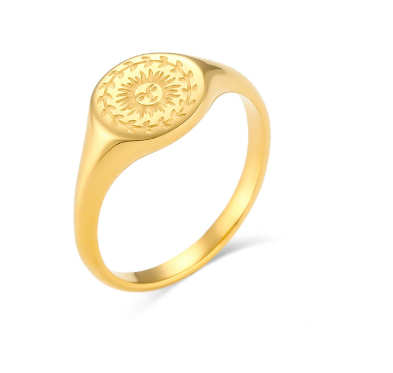 Bague en or à motif soleil gravé, monture lisse et anneau fin.