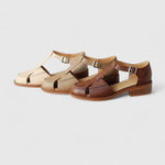 Sandales fermées beiges et marron, brides croisées et boucles métal