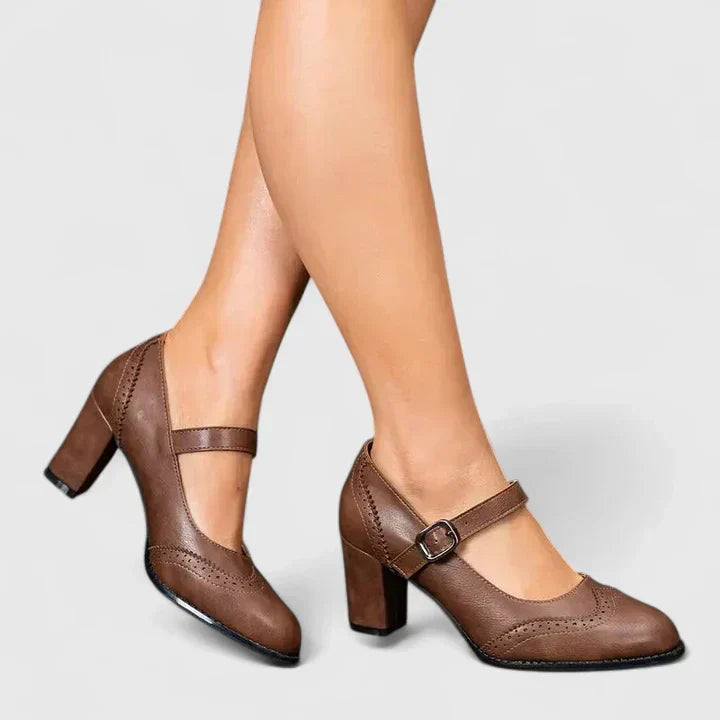 Chaussures bébé à talon marron, bride à boucle et motif de perforations sur le dessus