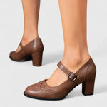 Chaussures bébé à talon marron à bride avec boucle, détail perforé sur le bout
