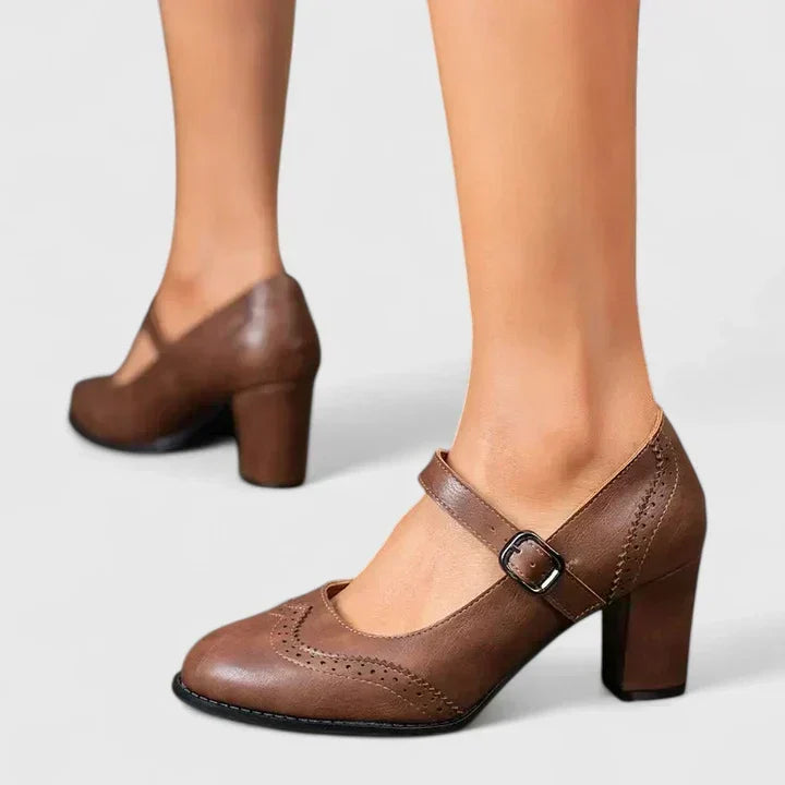 Chaussures bébé à talon marron à bride avec boucle, détail perforé sur le bout