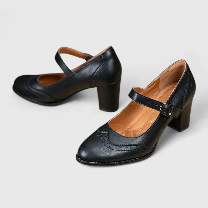 Paire de chaussures bébé à talon noir, brides à boucle et talons carrés épais