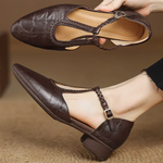 Chaussures à bride réglable marron en cuir, bride tressée et boucle métallique.