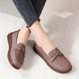 Mocassins taupe à bout arrondi, semelle marron contrastée et bride nouée