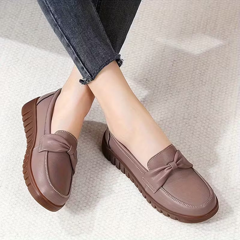 Mocassins taupe à bout arrondi, semelle marron contrastée et bride nouée