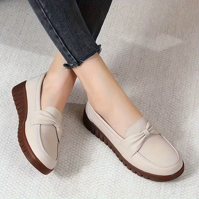 Mocassins blanc cassé à bout arrondi, semelle marron contrastée et bride nouée