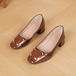Mocassins marron vernis à boucle rectangulaire dorée, talon carré, vue de dessus.
