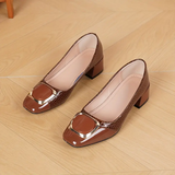 Mocassins marron vernis à boucle rectangulaire dorée, talon carré, vue de dessus.