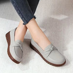 Mocassins gris clair à bout arrondi, semelle marron contrastée et bride nouée