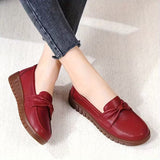 Mocassins rouges à bout arrondi, semelle marron contrastée et bride nouée