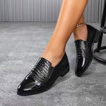 Mocassins vernis noirs à empiècement effet croco, bout pointu et petit talon