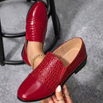 Mocassins vernis rouges à empiècement effet croco et chaînette décorative