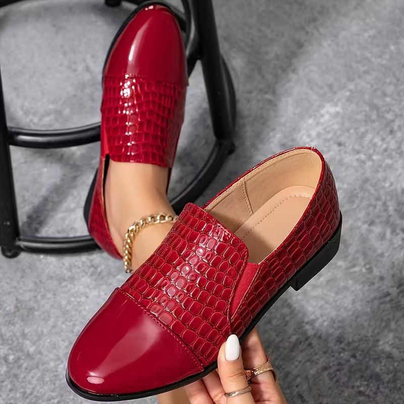 Mocassins vernis rouges à empiècement effet croco et chaînette décorative