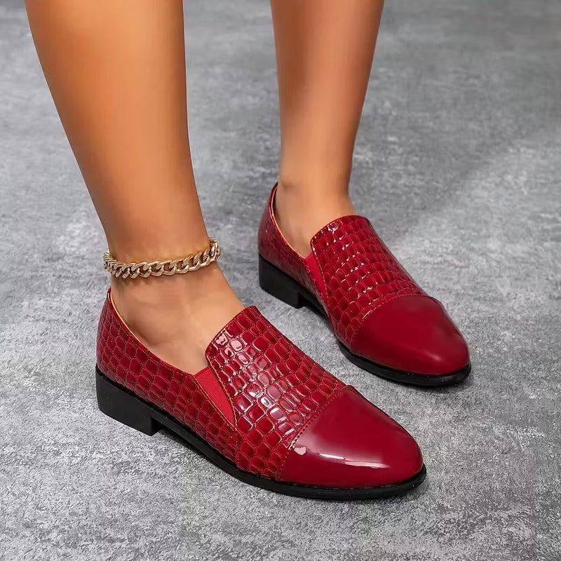 Mocassins vernis rouges à empiècement effet croco et bout pointu
