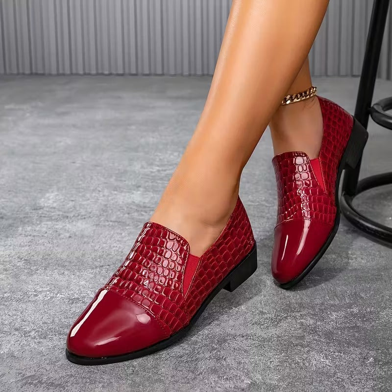 Mocassins vernis rouges à empiècement effet croco et bout pointu