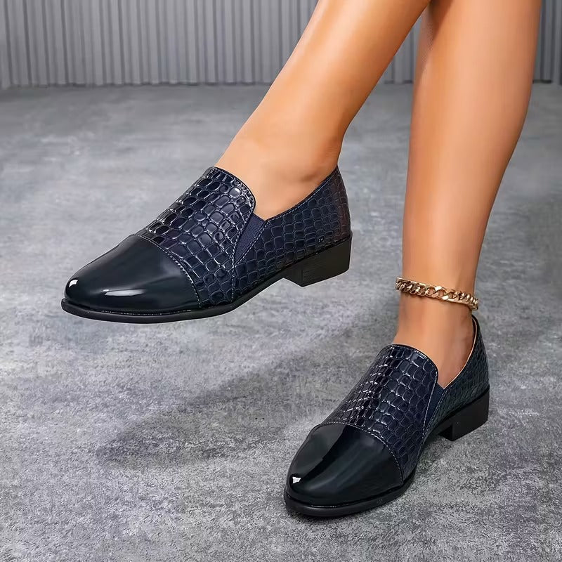 Mocassins vernis bleus à bout pointu et empiècement effet croco