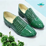 Mocassins vernis verts à empiècement effet croco et bout pointu