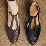 Chaussures à bride réglable, paire marron et noire, brides tressées et boucles.