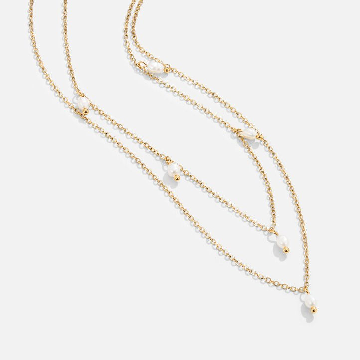 Collier superposé Tania en or, maillons modernes et perles nacrées pendantes