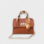 Sac à main marron avec foulard imprimé, rabat, fermoir rectangulaire, chaîne dorée.