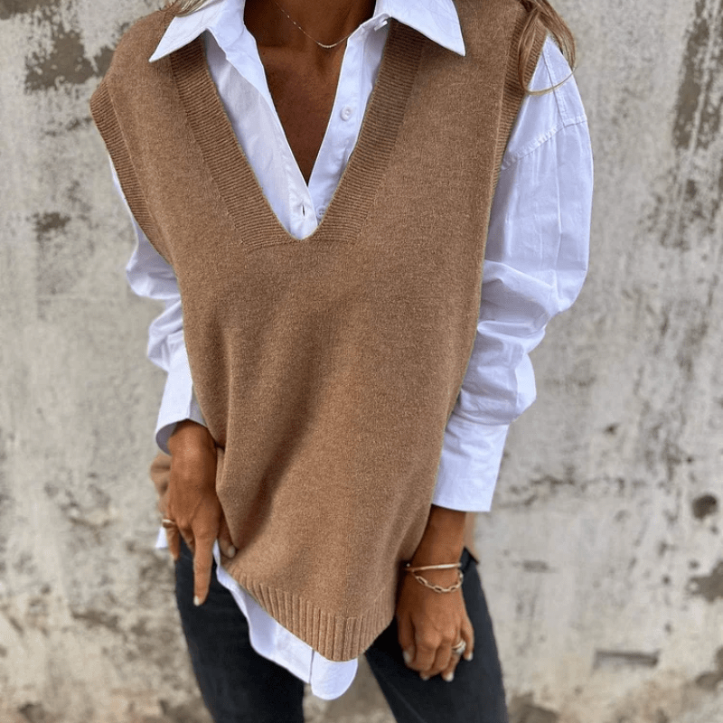 Gilet élégant en maille marron foncé à col V, coupe ample, sans manches.