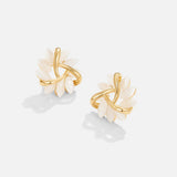 Léa – Boucles d’oreilles dorées avec détails floraux.